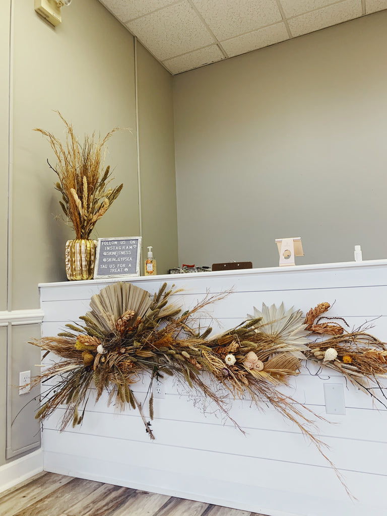 Dry flower wall decor in wood slice